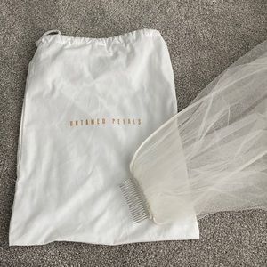 Perfect Condition Untamed Petals Hartley Veil Cathedral Length in Ivory